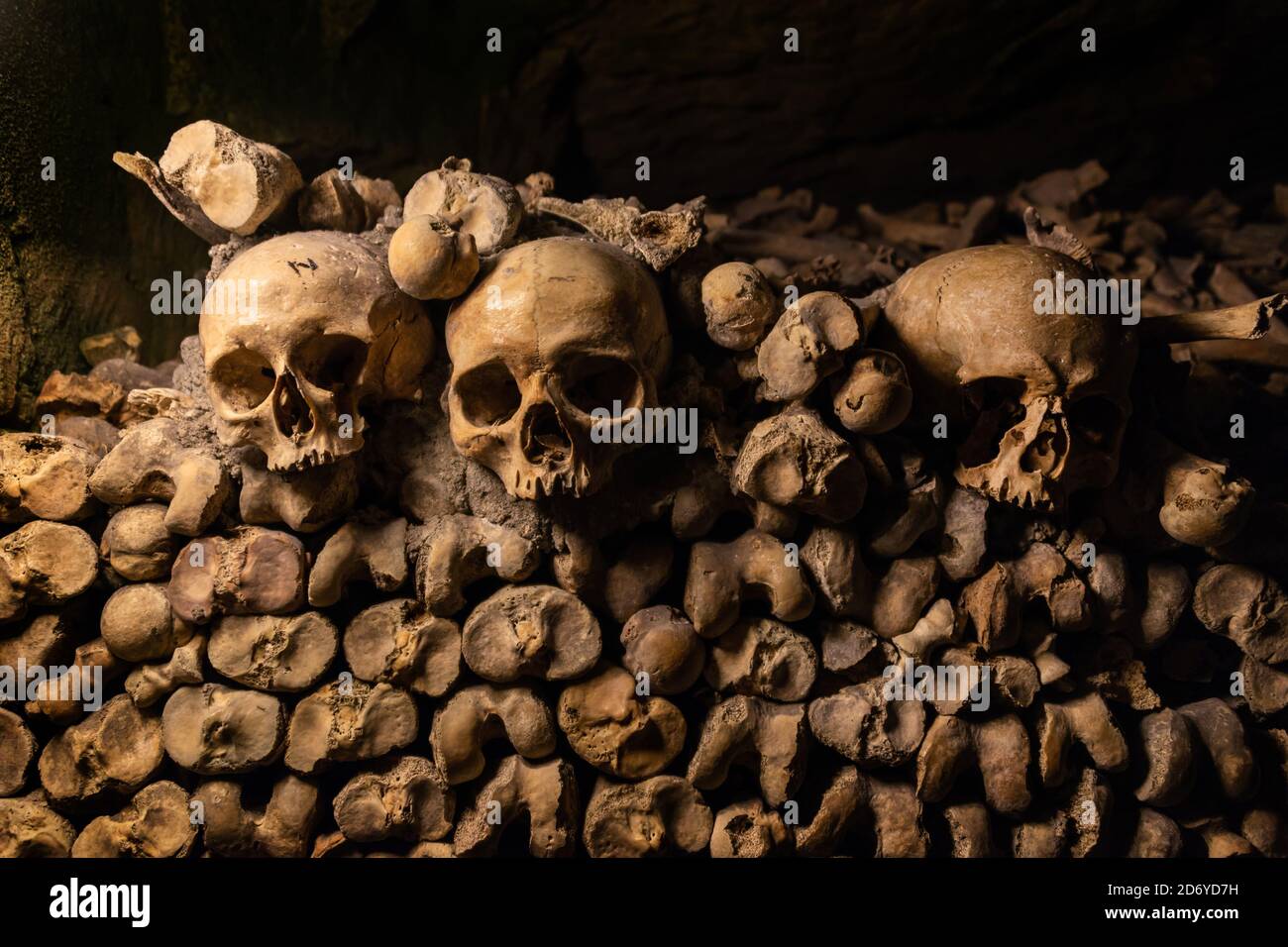 Pile de crânes et d'os dans les catacombes de Paris, France Banque D'Images