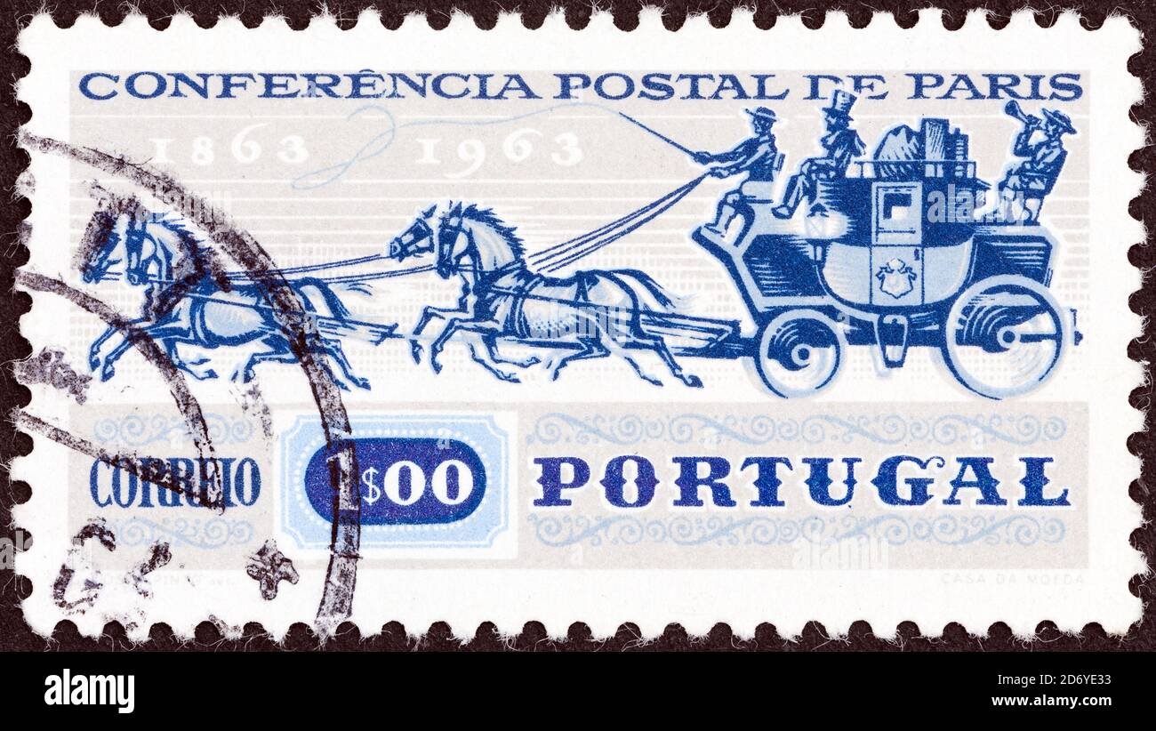 PORTUGAL - VERS 1963 : un timbre imprimé au Portugal pour le Centenaire de Paris postal Conference montre Mail Coach, vers 1963. Banque D'Images
