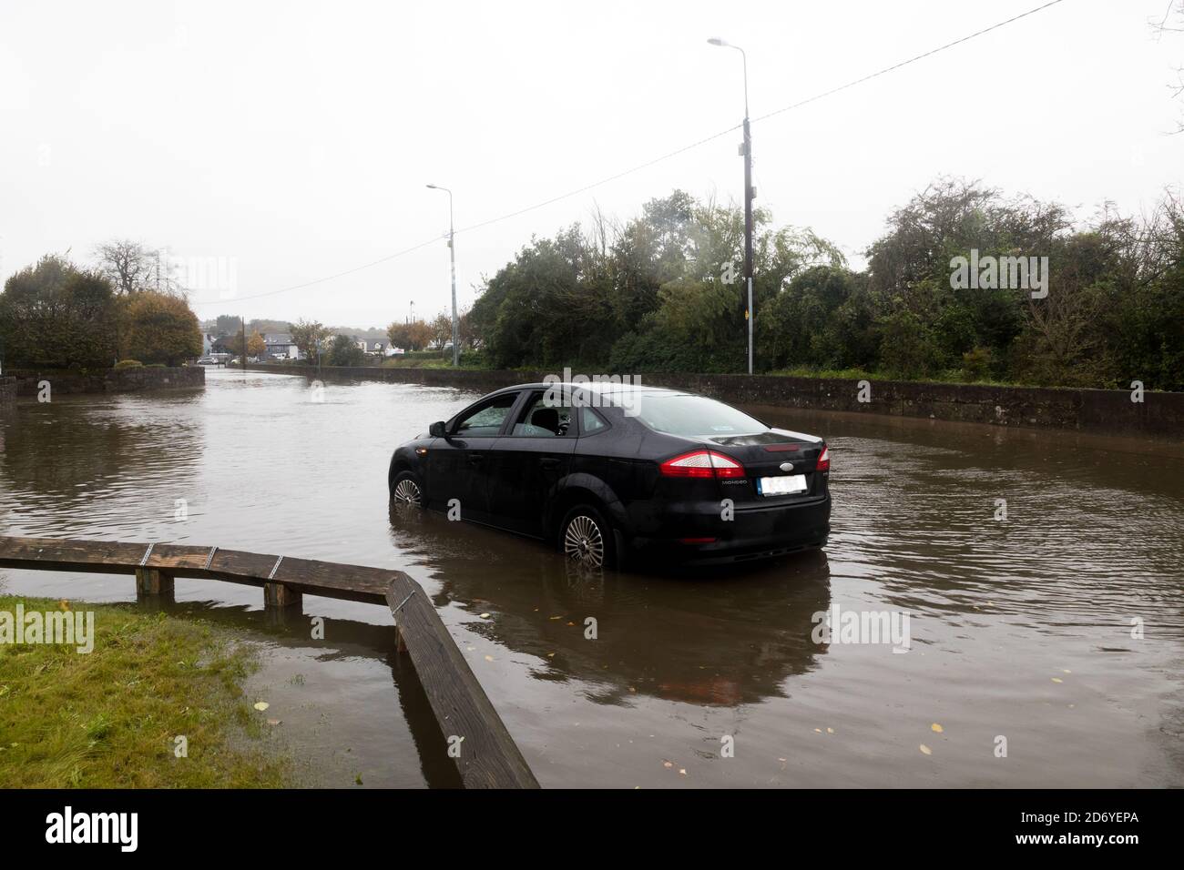 Carrigaline, Cork, Irlande. 20 octobre 2020. Une voiture piégée dans les hautes eaux à la suite de grandes marées qui ont inondé la route de Crosshaven et le centre-ville de Carrigaline, Co. Cork, Irlande. - crédit; David Creedon / Alamy Live News Banque D'Images