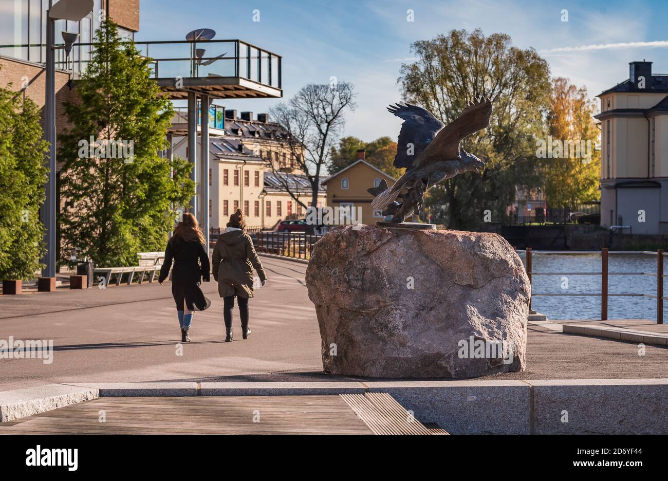 Deux femmes passent devant une magnifique statue d'aigle au munktteltbadet Un beau jour d'automne à Eskiltuna 2020 octobre 19 Banque D'Images