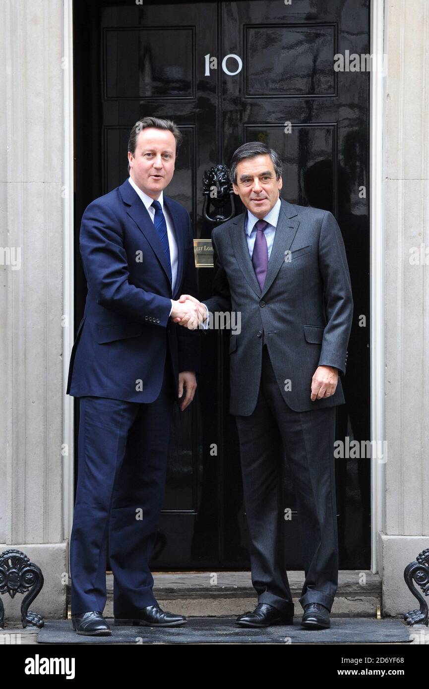 Le Premier ministre français Franois Fillon est accueilli par le Premier ministre britannique David Cameron lorsqu'il arrive à Downing Street pour une série de réunions. Banque D'Images