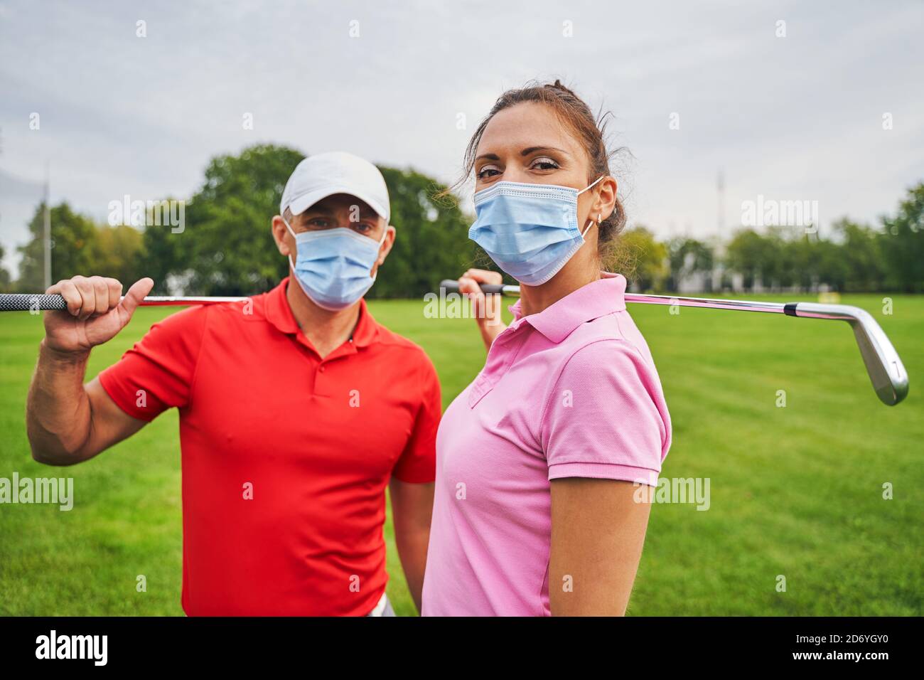 Une athlète féminine et son entraîneur posant pour la caméra Banque D'Images