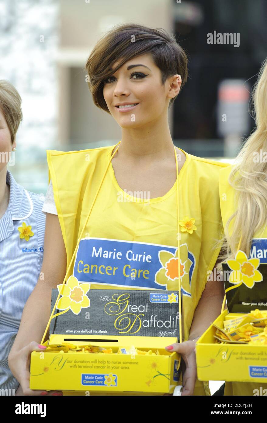 Frankie Sandford des samedis photographiés au centre commercial Westfield dans l'ouest de Londres, où ils se sont portés volontaires pour recueillir de l'argent pour le Marie Curie cancer Care Great Daffodil Appeal. Banque D'Images