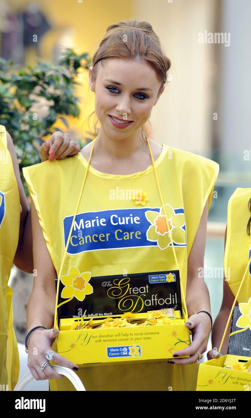 Una Healy des samedis photographiés au centre commercial Westfield dans l'ouest de Londres, où ils se sont portés volontaires pour recueillir de l'argent pour le Marie Curie cancer Care Great Daffodil Appeal. Banque D'Images