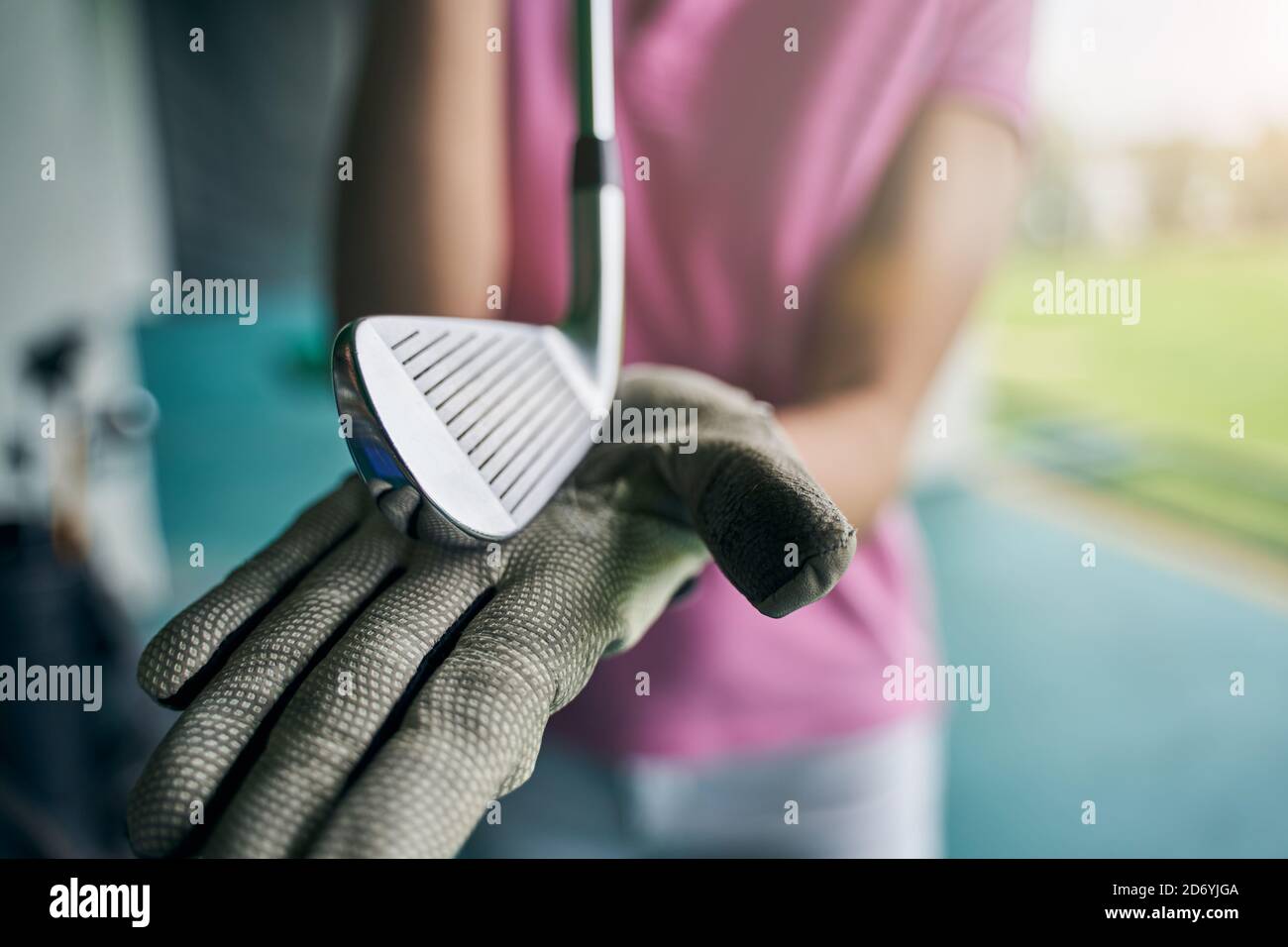 Joueur montrant un coin de golf placé sur sa paume Banque D'Images