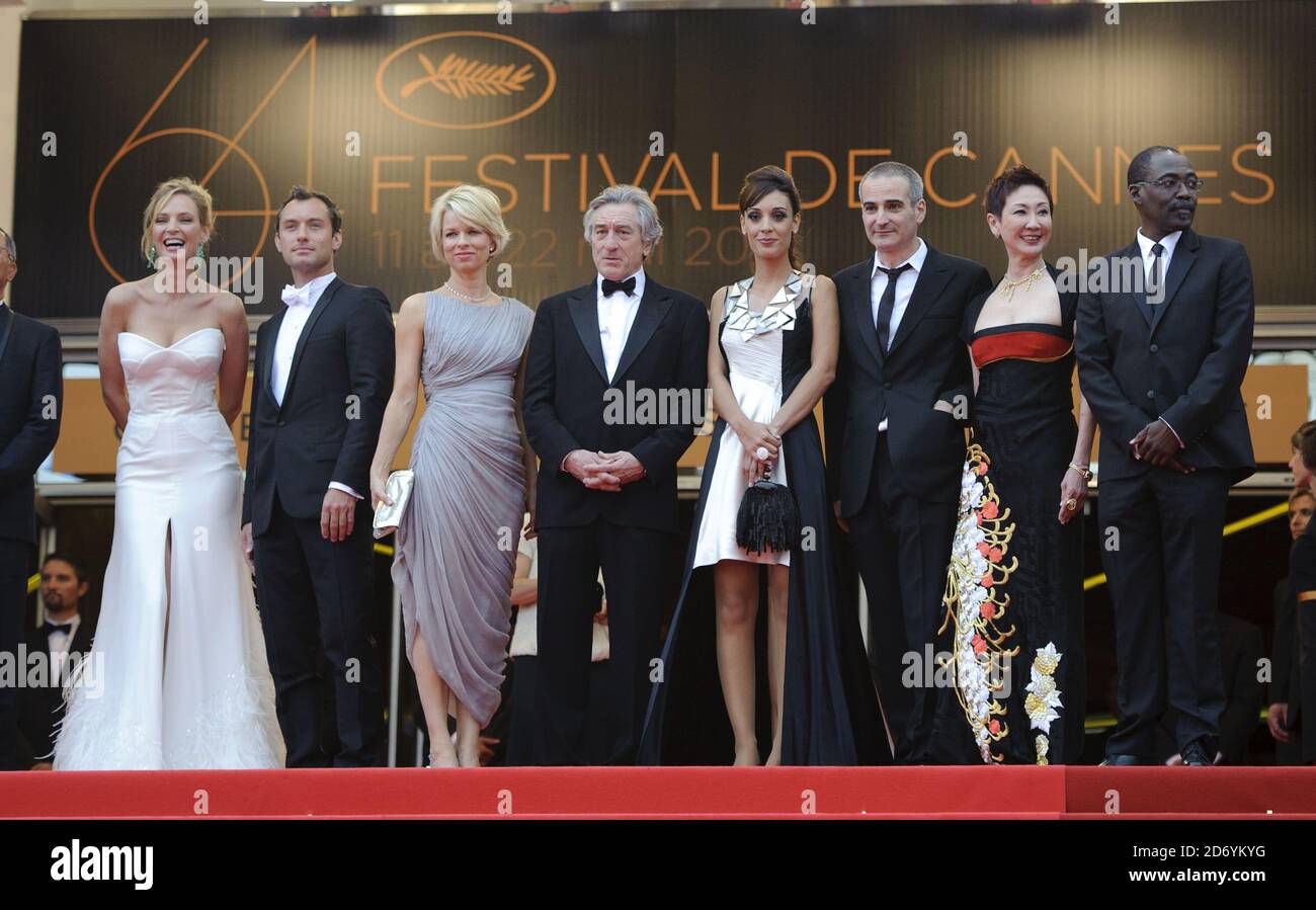 Membres du jury (l-r) Johnnie to, Uma Thurman, Jude Law, Linn Ullmann, Robert de Niro, Martina Gusman, Oliver Assayas, Nansun Shi et Mahamat Saleh Haroun arrivent à la première de minuit à Paris, le film d'ouverture du 64ème Festival international du film de Cannes, au Palais des Festivales à Cannes, en France. Banque D'Images