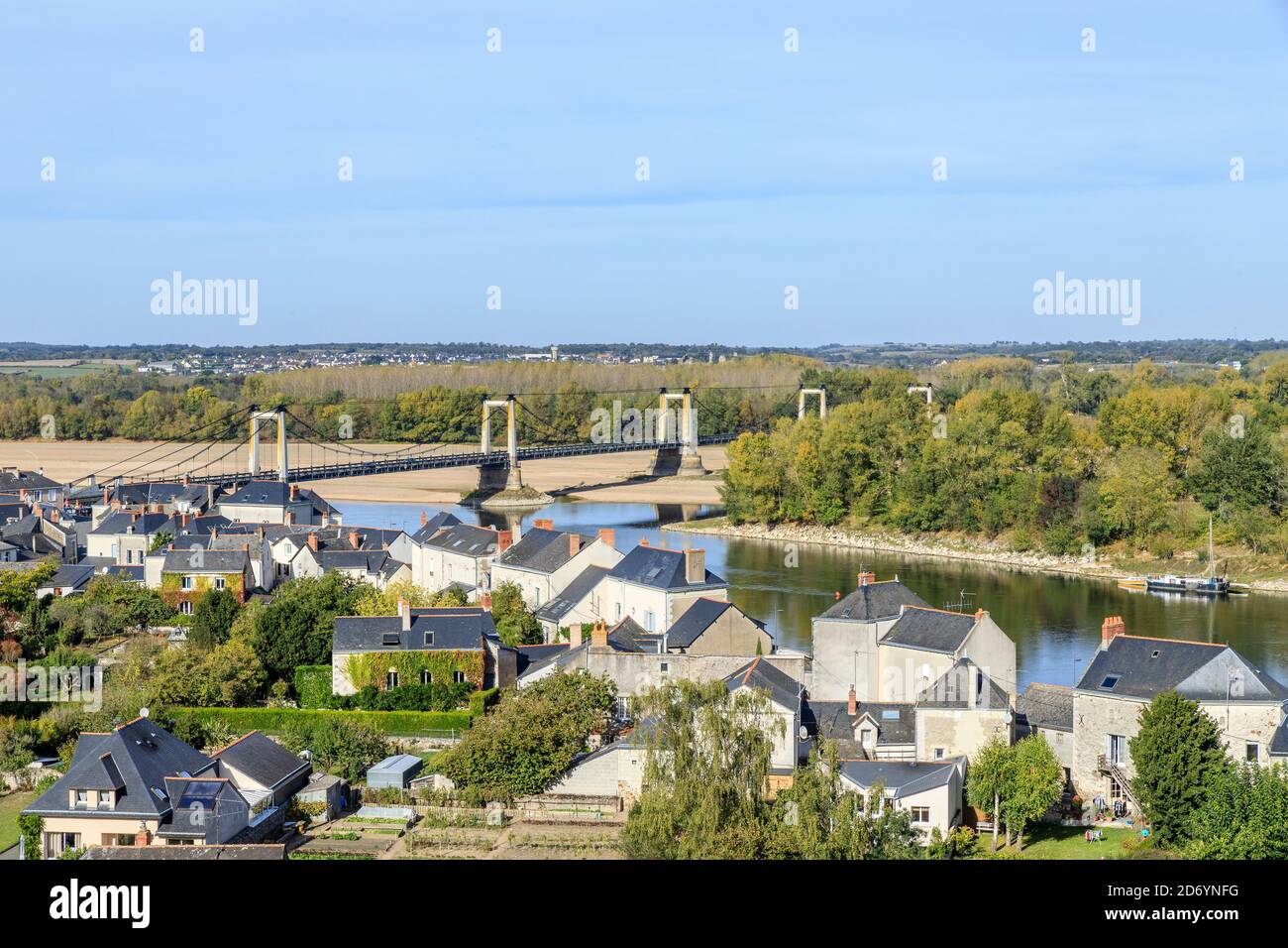 France, Maine et Loire, Mauges sur Loire, vue sur le village et le pont sur la Loire // France, Maine-et-Loire (49), Mauges-sur-Loire, vu Banque D'Images