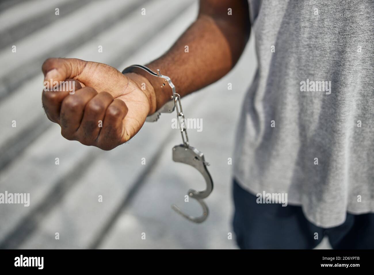 Photo focalisée sur l'homme qui montre le poing Banque D'Images