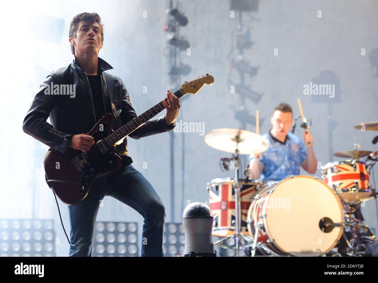 USAGE ÉDITORIAL UNIQUE SEULEMENT DANS les 3 MOIS SUIVANT LA DATE DE TRANSMISSION / AUCUN ARCHIVAGE Alex Turner et Matt Helders de Arctic Monkeys se présentant au festival V à Chelmsford, Essex. Banque D'Images USAGE ÉDITORIAL UNIQUE SEULEMENT DANS les 3 MOIS SUIVANT LA DATE DE TRANSMISSION / AUCUN ARCHIVAGE Alex Turner et Matt Helders de Arctic Monkeys se présentant au festival V à Chelmsford, Essex. Banque D'Images