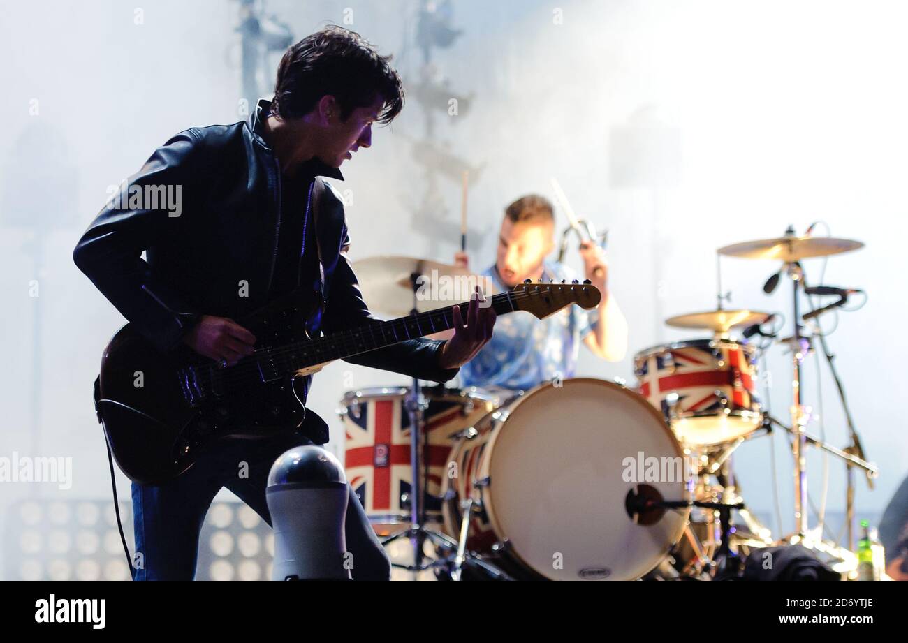 USAGE ÉDITORIAL UNIQUE SEULEMENT DANS les 3 MOIS SUIVANT LA DATE DE TRANSMISSION / AUCUN ARCHIVAGE Alex Turner et Matt Helders de Arctic Monkeys se présentant au festival V à Chelmsford, Essex. Banque D'Images