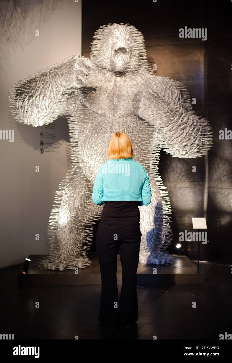 Les clients peuvent admirer « King Silver » de David Mach, à l'exposition The Power of Making, au musée Victoria and Albert, à l'ouest de Londres. Banque D'Images