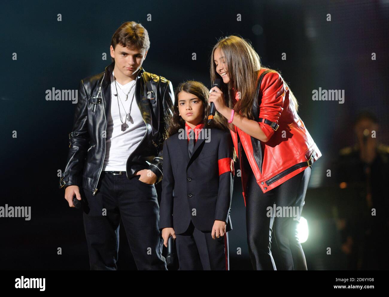 Les enfants de Michael Jackson, (le Prince Michael, Blanket et Paris) sur scène au concert hommage Michael Forever Michael Jackson, qui s'est tenu au Millennium Stadium de Cardiff, pays de Galles. Banque D'Images