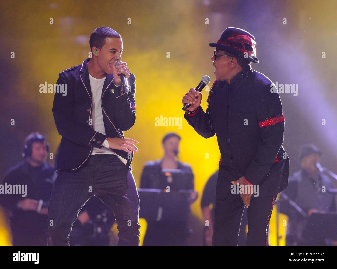 Jackie Jackson et Marvin de JLS se présentant sur scène au concert hommage Michael Forever Michael Jackson, qui s'est tenu au Millennium Stadium de Cardiff, au pays de Galles. Banque D'Images