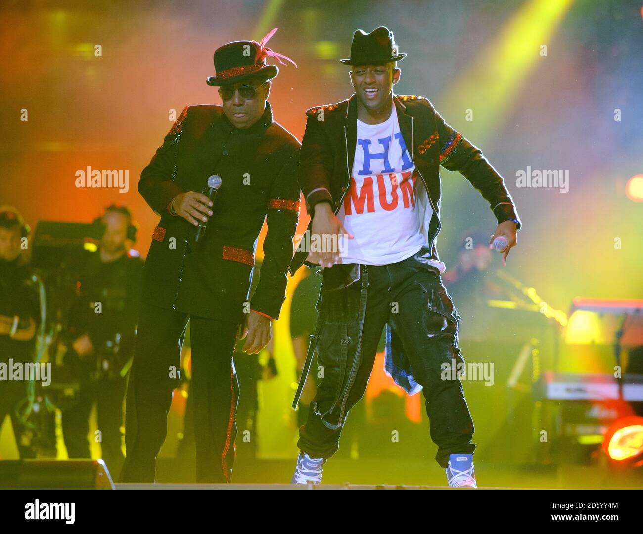 Jackie Jackson et JB de JLS se présentant sur scène au concert hommage Michael Forever Michael Jackson, qui s'est tenu au Millennium Stadium de Cardiff, pays de Galles. Banque D'Images