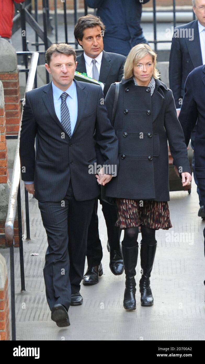 Gerry et Kate McCann arrivent à l'enquête Leveson, à la haute Cour du centre de Londres. Banque D'Images