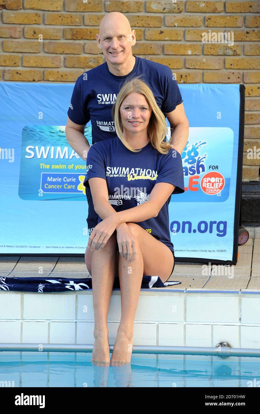 Jodie Kidd et Duncan Goodhew photographiés lors du lancement de la fin de semaine de collecte de fonds Swimathon 2012, qui aura lieu le 27-29 avril, au centre sportif Oasis, dans le centre de Londres. Banque D'Images