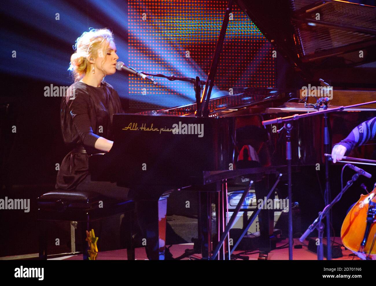 Agnes Obel, lauréate danoise, se produit aux European Border Breakers Awards, dans le cadre du festival de musique Eurosonic Noorderslag à Groningen, pays-Bas. Banque D'Images