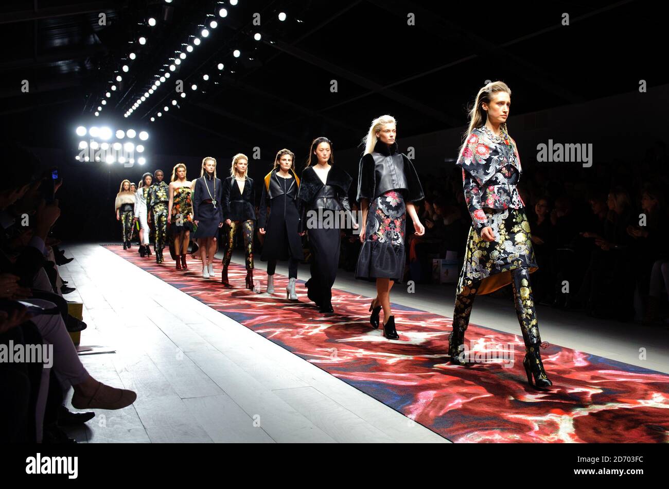 Des modèles sur la passerelle du défilé de mode Osman, qui s'est tenu au centre du BFC Somerset House, dans le cadre de la London Fashion week. Banque D'Images
