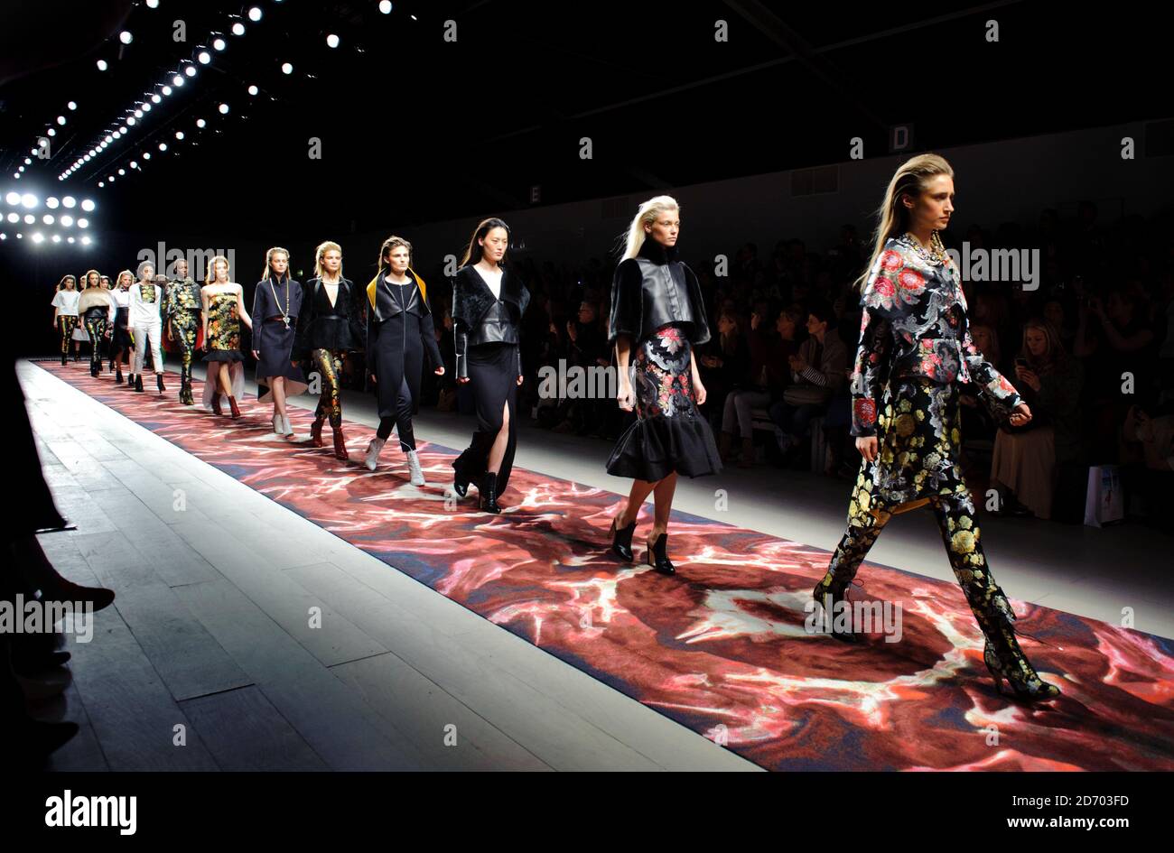 Des modèles sur la passerelle du défilé de mode Osman, qui s'est tenu au centre du BFC Somerset House, dans le cadre de la London Fashion week. Banque D'Images