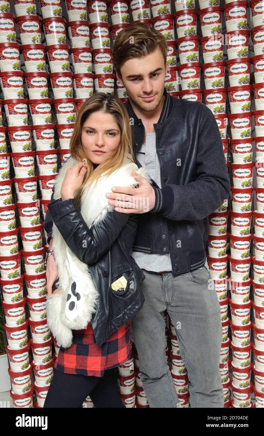 Gemma Gregory et Hugo Empsom assistent au lancement des feuilles de menthe Haagen-Dazs et du chocolat, à Shoreditch, dans l'est de Londres. Banque D'Images