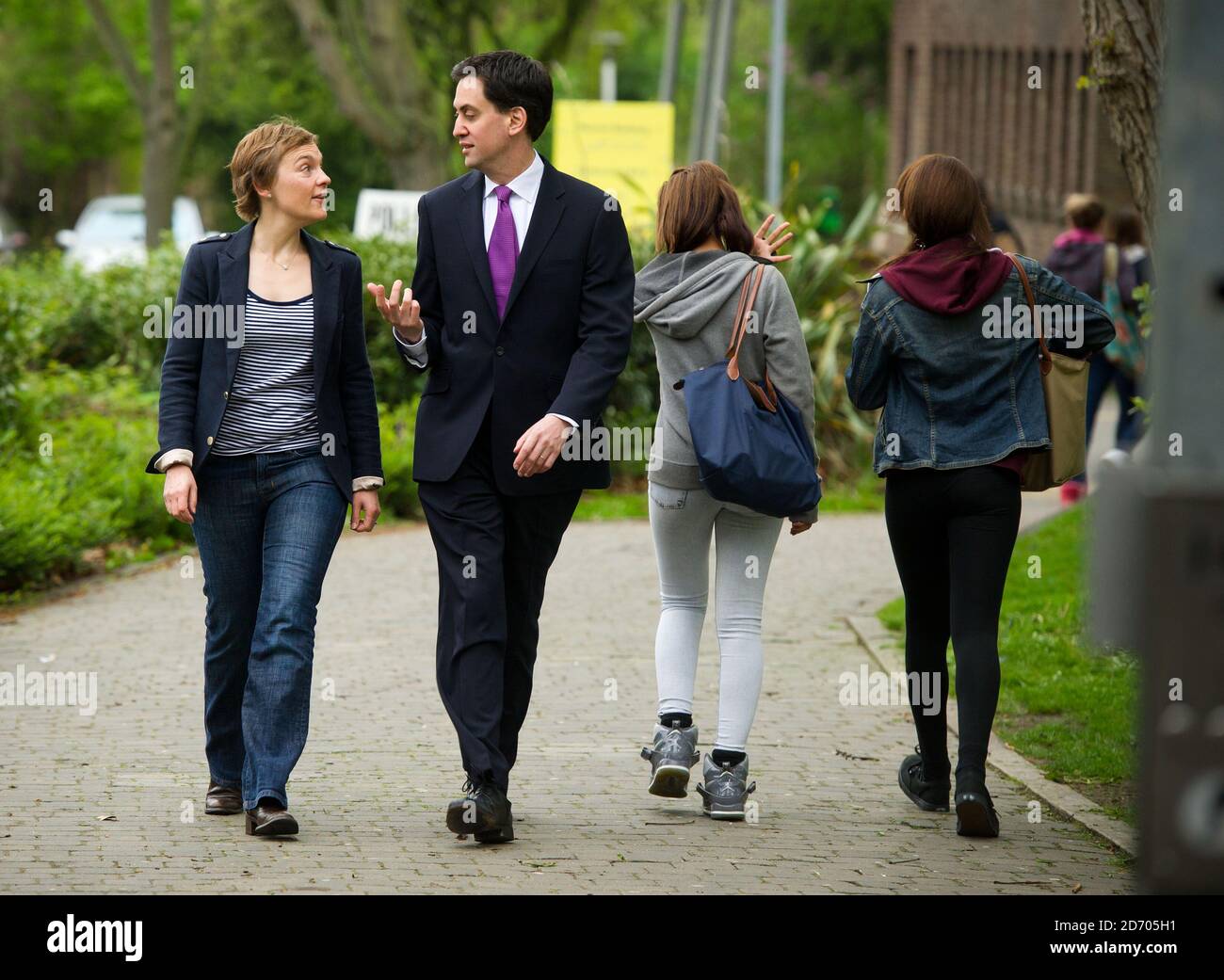 Le chef syndical Ed Miliband et la femme Justine arrivent à leur bureau de vote local à Highgate, dans le nord de Londres, pour voter aux élections du maire de Londres et de l'Assemblée de Londres. Banque D'Images