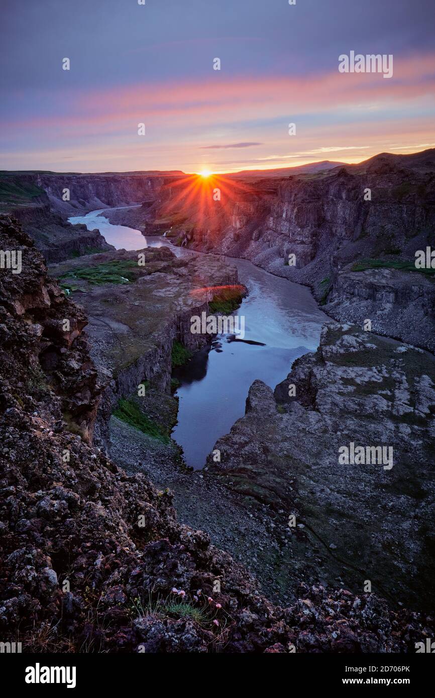 Soleil de minuit au canyon de Jökulsárgljúfur et à la rivière glaciaire Jökulsá Á Fjöllum près de la cascade de Hafragilsfoss dans le parc national de Vatnajokulll Islande Banque D'Images