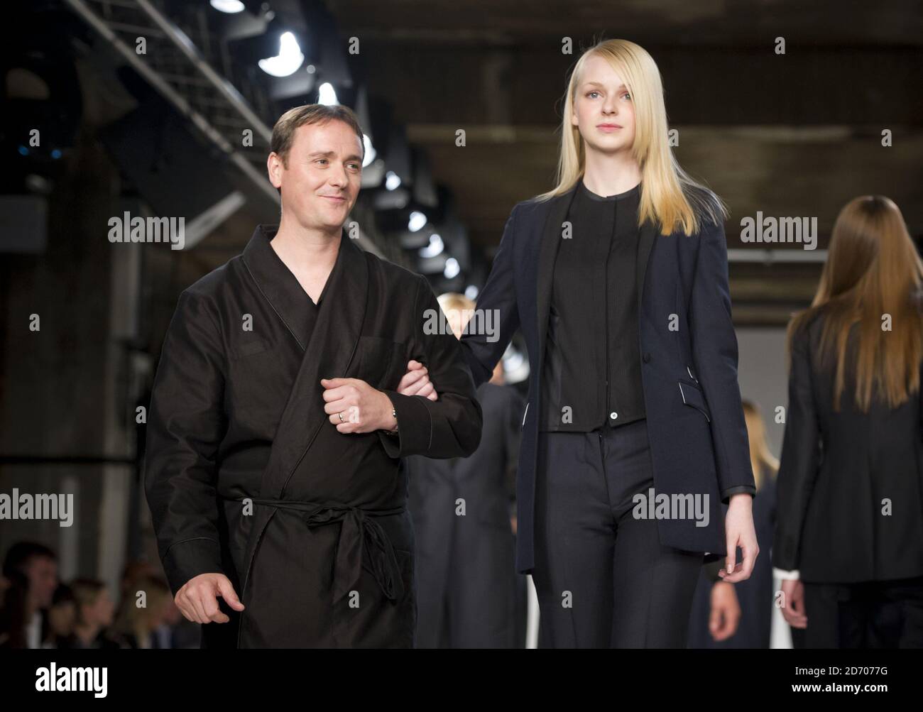 Jason Atherton sur la passerelle pendant le salon de mode Spencer Hart, tenu dans le cadre de London Collections: Men, au Selfridge's Old Hotel, Londres. Banque D'Images