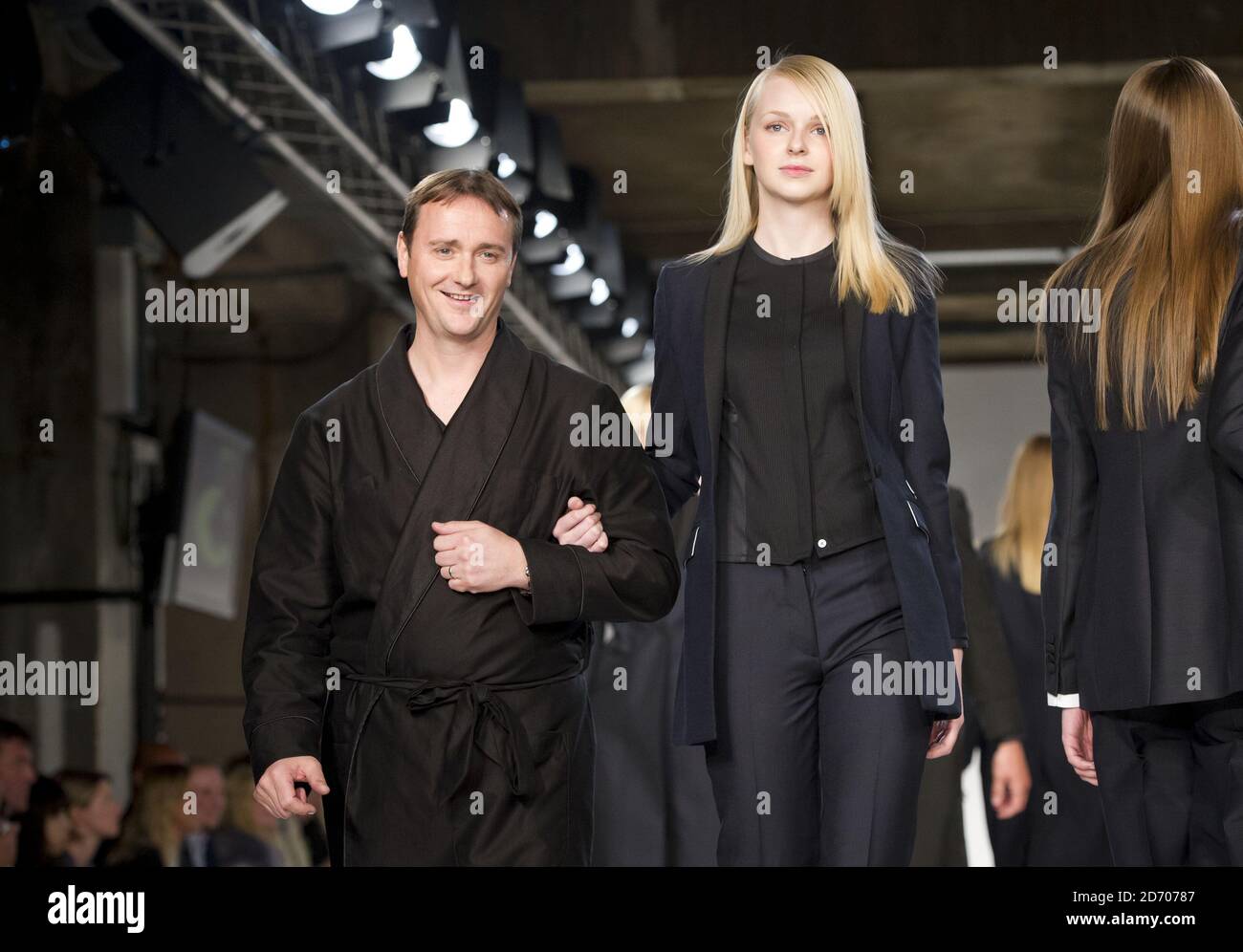 Jason Atherton sur la passerelle pendant le salon de mode Spencer Hart, tenu dans le cadre de London Collections: Men, au Selfridge's Old Hotel, Londres. Banque D'Images