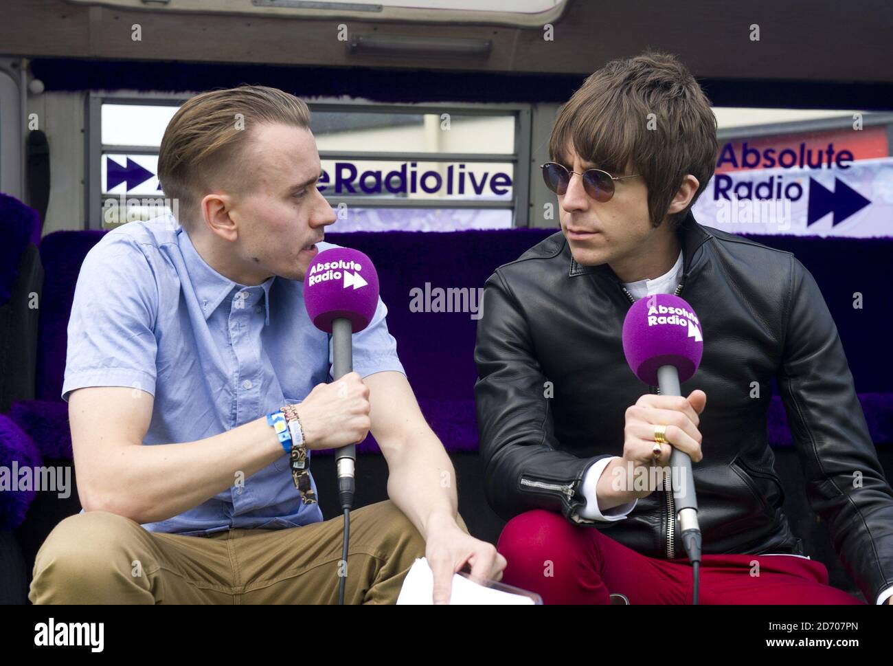 Miles Kane étant interviewé par la présentatrice Sarah Champion, dans la zone de coulisses d'Absolute radio au festival de l'île de Wight, à Seaclose Park, Newport Banque D'Images