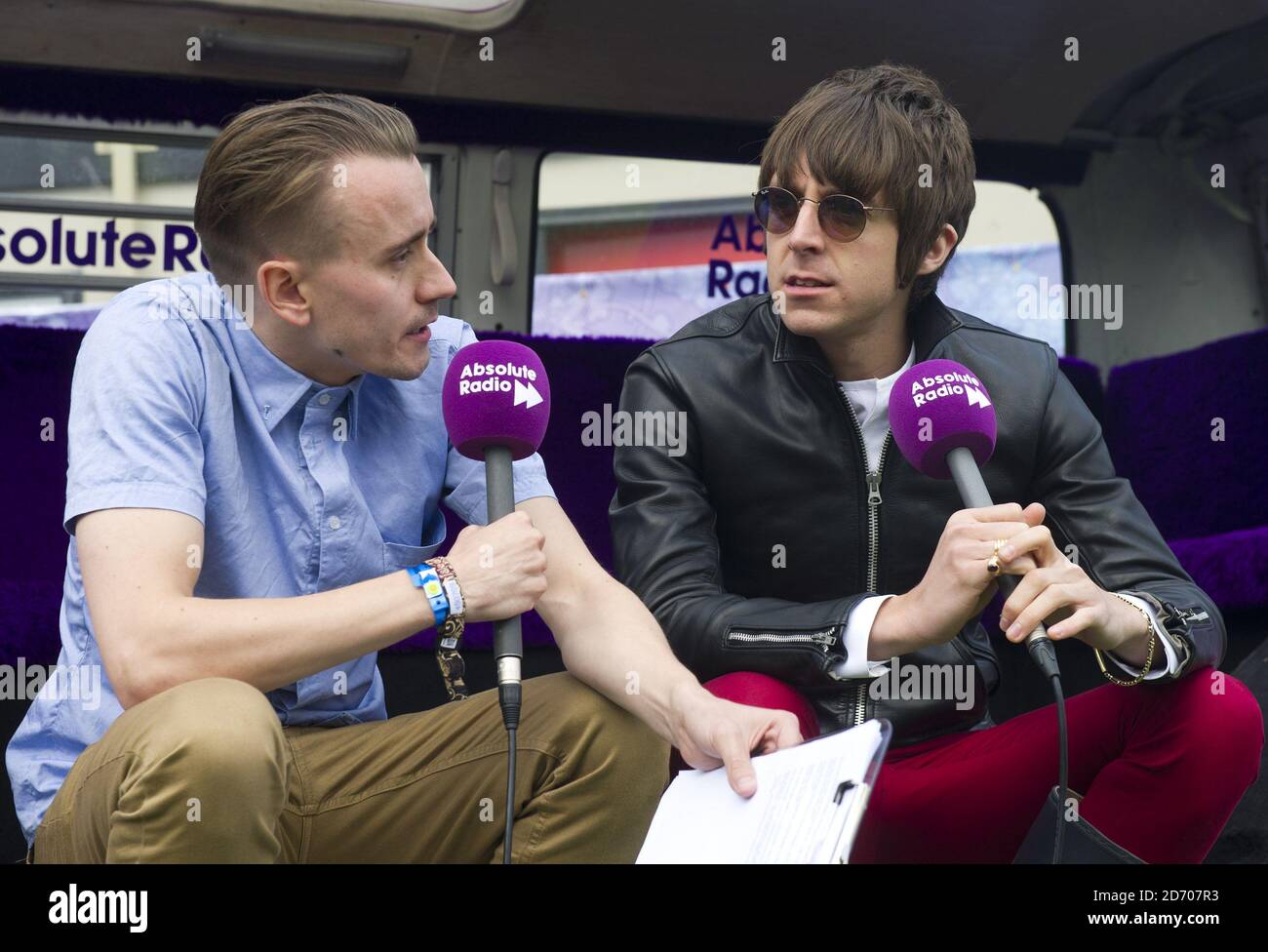 Miles Kane étant interviewé par la présentatrice Sarah Champion, dans la zone de coulisses d'Absolute radio au festival de l'île de Wight, à Seaclose Park, Newport Banque D'Images