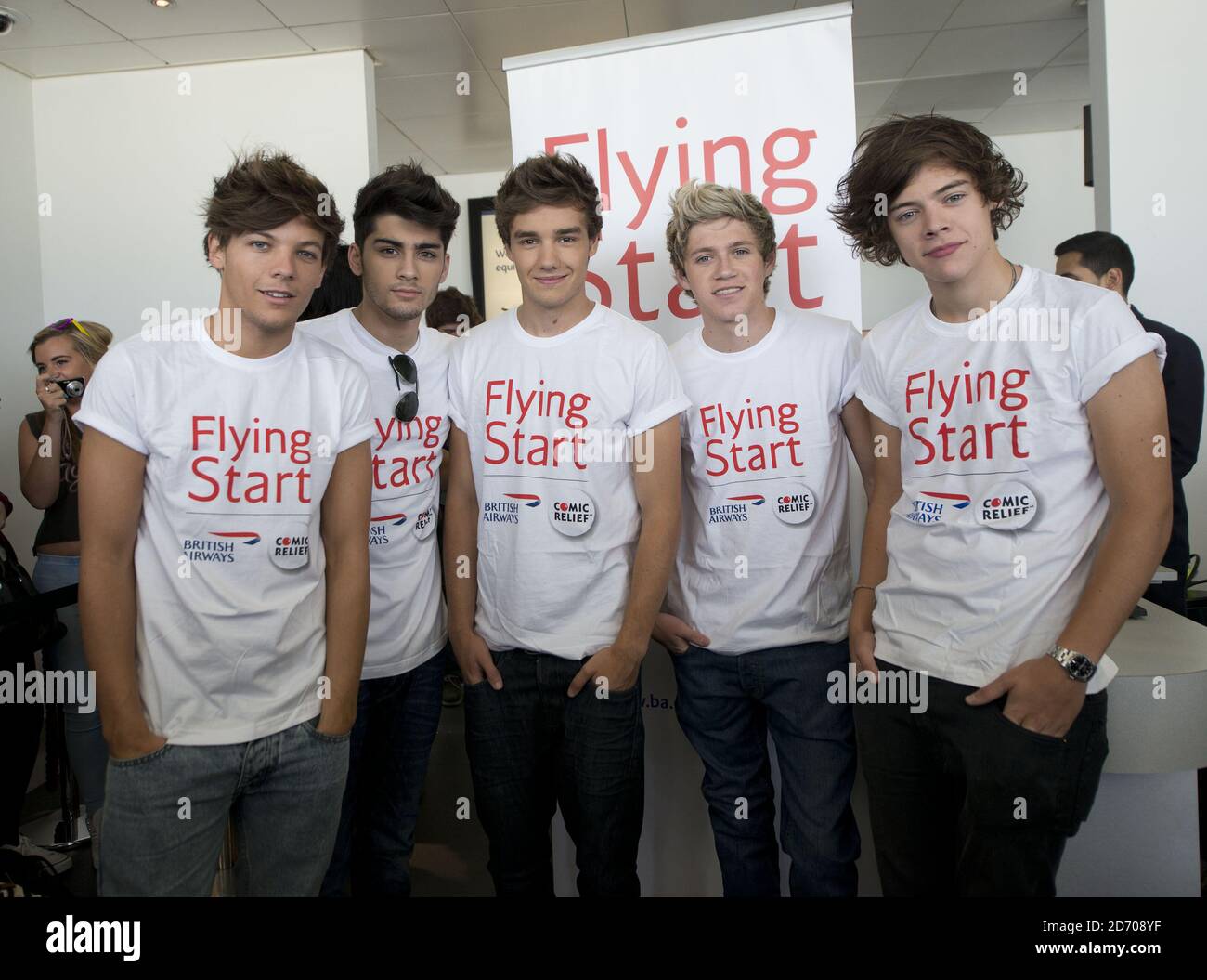 Une direction photographiée avant de monter à bord du vol BA1D - un vol charter privé de Londres à Manchester, organisé par le groupe pour les gagnants du concours, qui a récolté 50,000 000 £ pour Flying Start - British Airway partenariat caritatif avec Comic relief. Banque D'Images