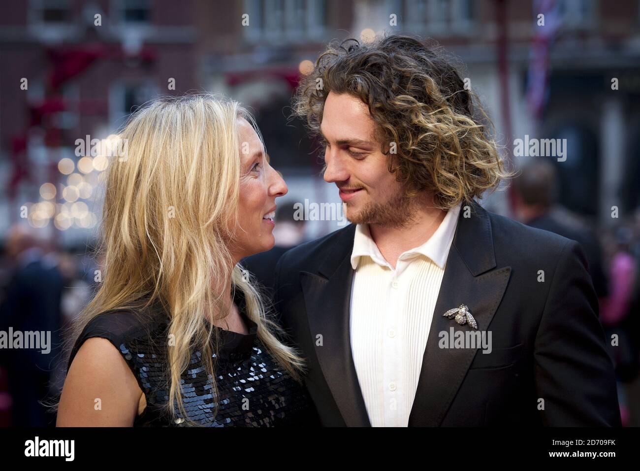 Sam Taylor-Wood et Aaron Taylor-Johnson participant à la première d'Anna Karenina, au cinéma Odeon de Leicester Square, Londres Banque D'Images