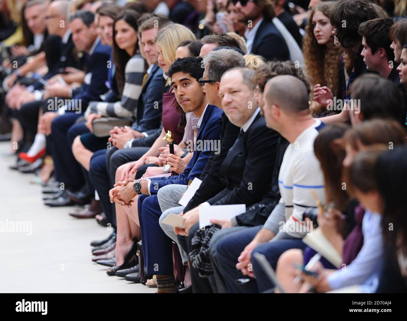 Dev Patel et Harvey Weinstein au premier rang lors du salon de mode Burberry, qui s'est tenu à Hyde Park dans le cadre de la London Fashion week. Banque D'Images