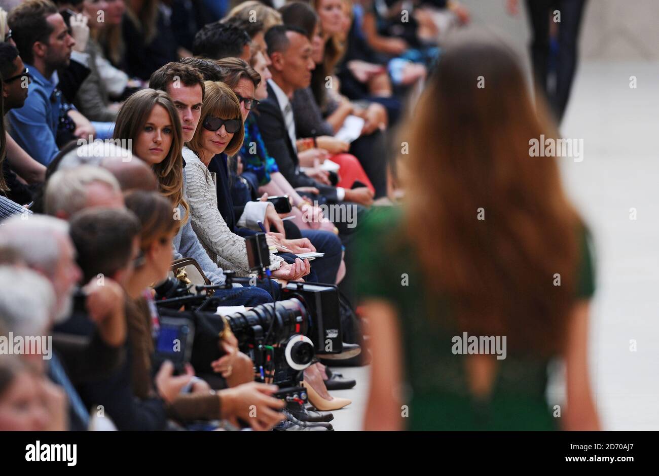 Andy Murray, Kim Sears et Anna Wintour au premier rang lors du défilé de mode de Burberry, qui s'est tenu à Hyde Park dans le cadre de la London Fashion week. Banque D'Images