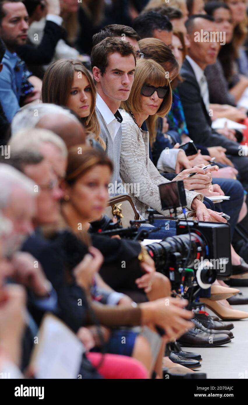 Andy Murray, Kim Sears et Anna Wintour au premier rang lors du défilé de mode de Burberry, qui s'est tenu à Hyde Park dans le cadre de la London Fashion week. Banque D'Images