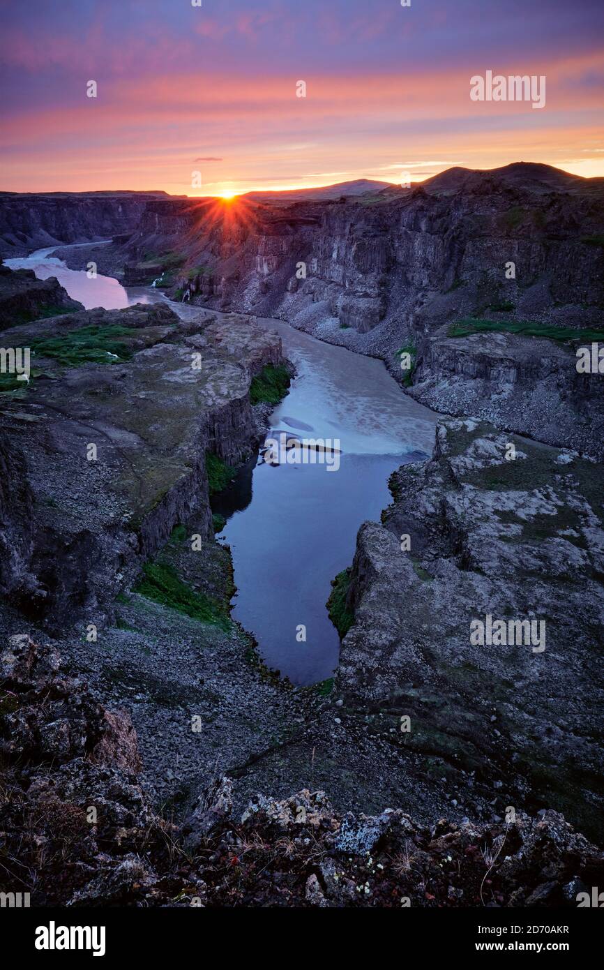Soleil de minuit au canyon de Jökulsárgljúfur et à la rivière glaciaire Jökulsá Á Fjöllum près de la cascade de Hafragilsfoss dans le parc national de Vatnajokulll Islande Banque D'Images