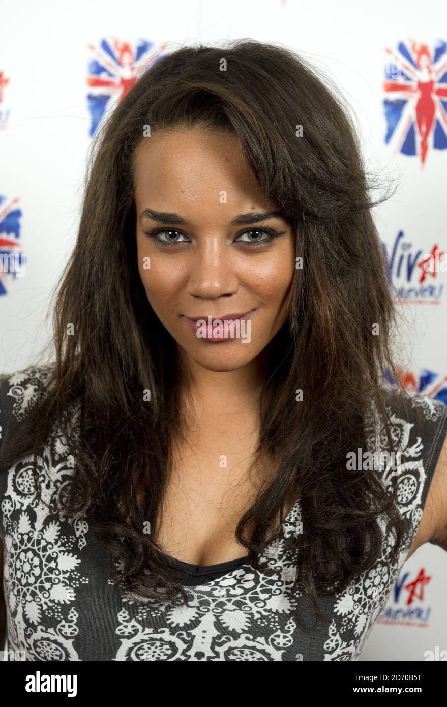 Hannah John-Kamen, qui joue Viva, photographiée au Piccadilly Theatre de Londres, comme la fonte de Viva Forever!, la comédie musicale basée sur la musique des Spice Girls, est annoncée. Banque D'Images