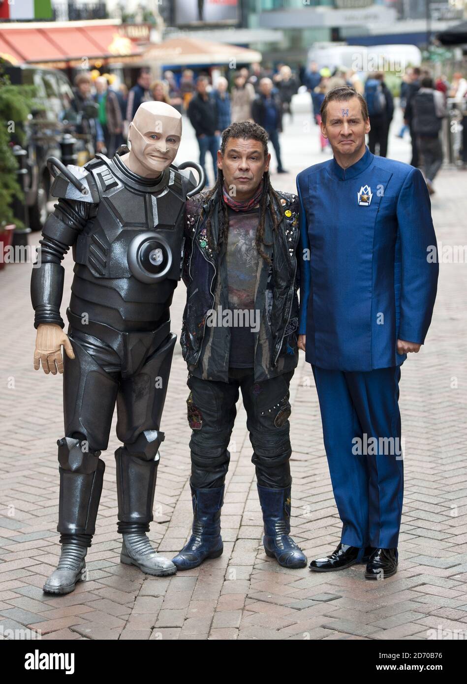 Robert Llewellyn, Craig Charles et Chris Barrie photographiés à l'extérieur du cinéma Prince Charles à Londres, pour marquer le lancement de Red Dwarf X, la nouvelle série de Red Dwarf qui est diffusée sur Dave en octobre. Banque D'Images