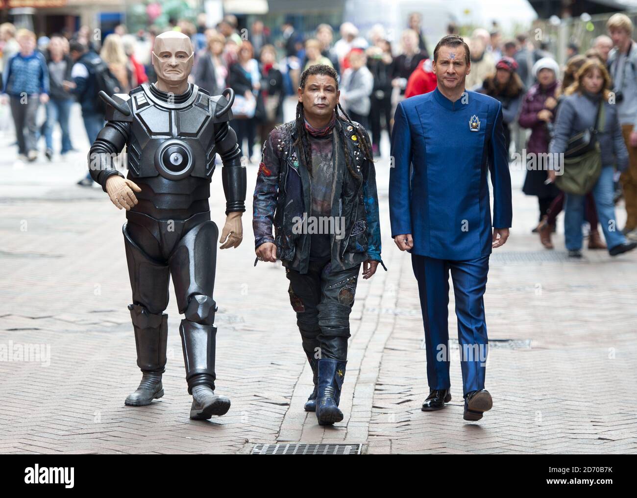 Robert Llewellyn, Craig Charles et Chris Barrie photographiés à l'extérieur du cinéma Prince Charles à Londres, pour marquer le lancement de Red Dwarf X, la nouvelle série de Red Dwarf qui est diffusée sur Dave en octobre. Banque D'Images