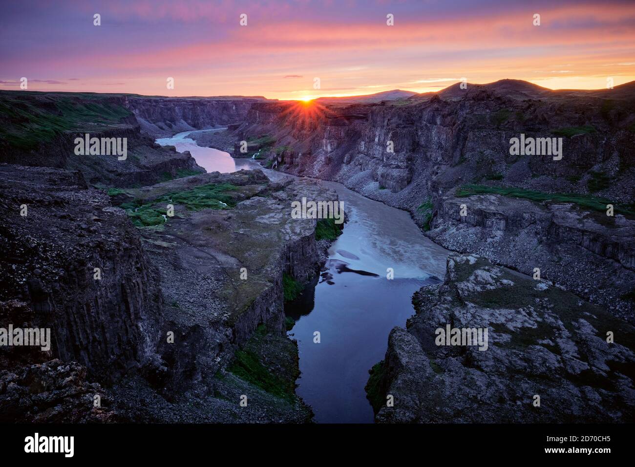 Soleil de minuit au canyon de Jökulsárgljúfur et à la rivière glaciaire Jökulsá Á Fjöllum près de la cascade de Hafragilsfoss dans le parc national de Vatnajokulll Islande Banque D'Images