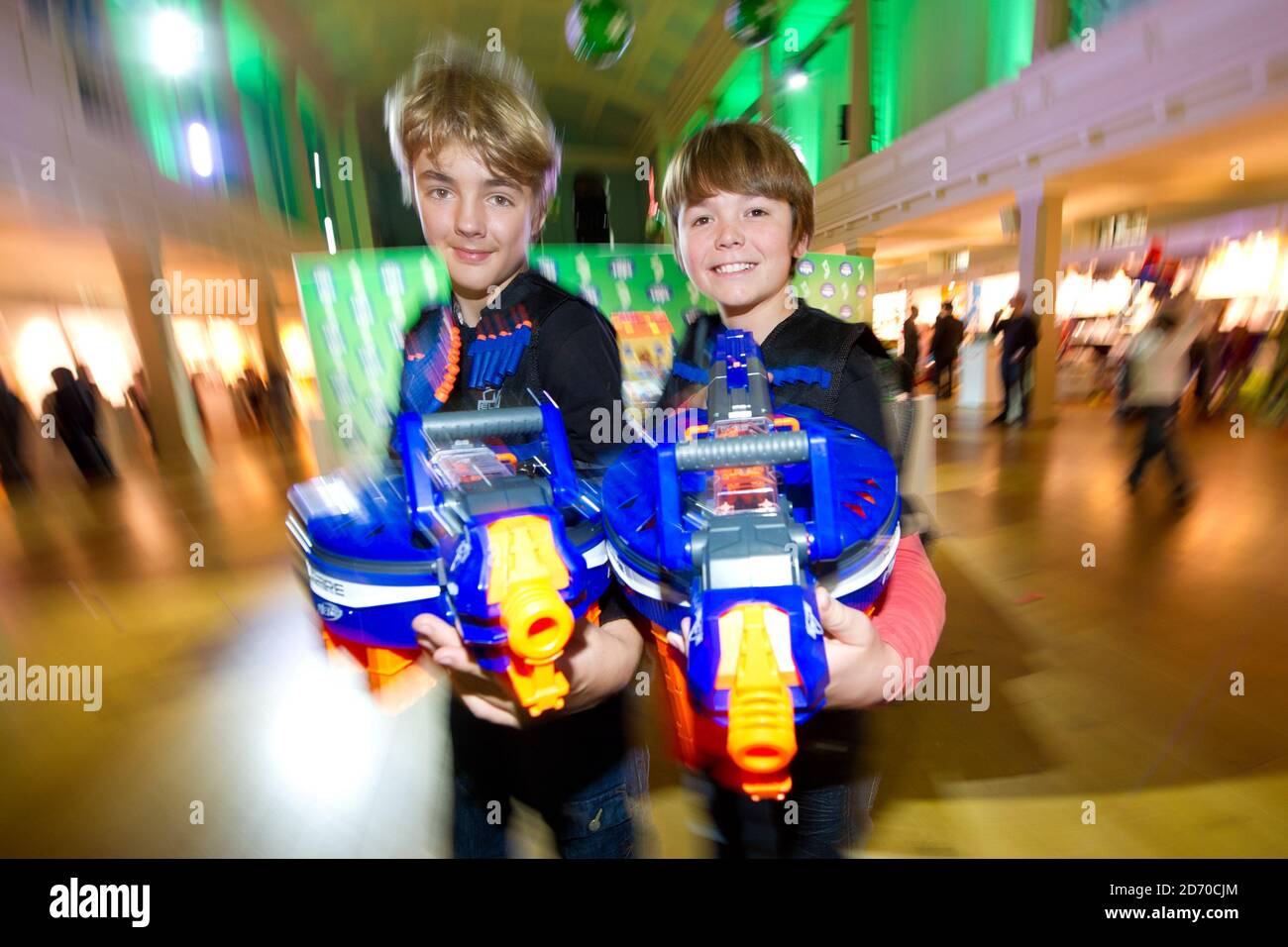 Harry et Harry, tous deux 12, jouent avec les Nerf Blasters à Dream Toys, une exposition des meilleurs jouets de l'année à l'église St Mary's Church à Marylebone, Londres. Banque D'Images