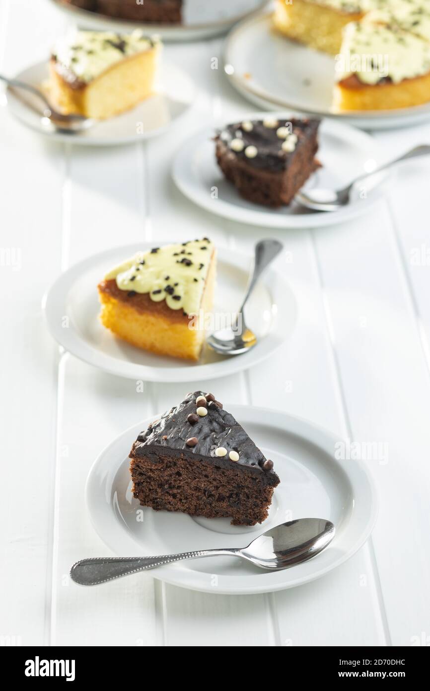 Morceau De Gateau Au Chocolat Et Au Citron Sur L Assiette A Dessert Sur La Table Blanche Photo Stock Alamy