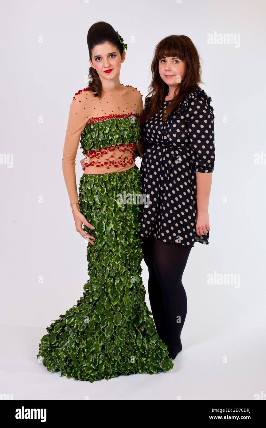 Le modèle Adriana Sikora porte une robe composée de milliers de feuilles de houx fraîches, avec sa designer Katherine Massey. La robe a été spécialement commandée par le centre commercial Lakeside pour lancer ses heures de shopping de Noël. Banque D'Images