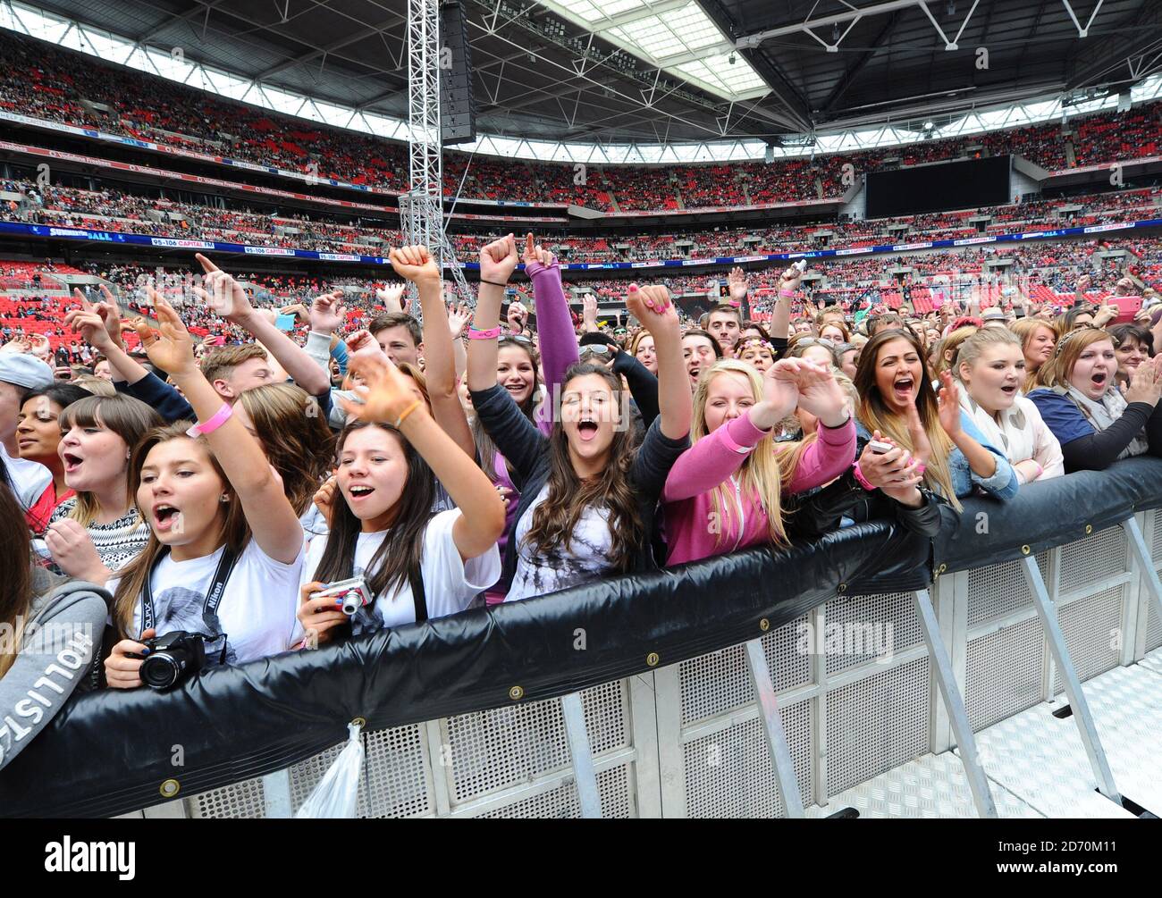 La foule lors du Summertime ball de Capital FM au stade Wembley, à Londres  Photo Stock - Alamy