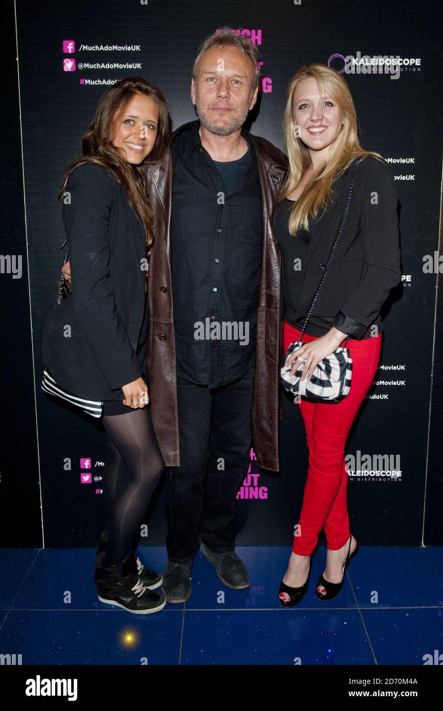 Anthony, Emily et Daisy Head assistent à la première de beaucoup d'ADO à propos de rien, au cinéma Apollo dans le centre de Londres. Banque D'Images