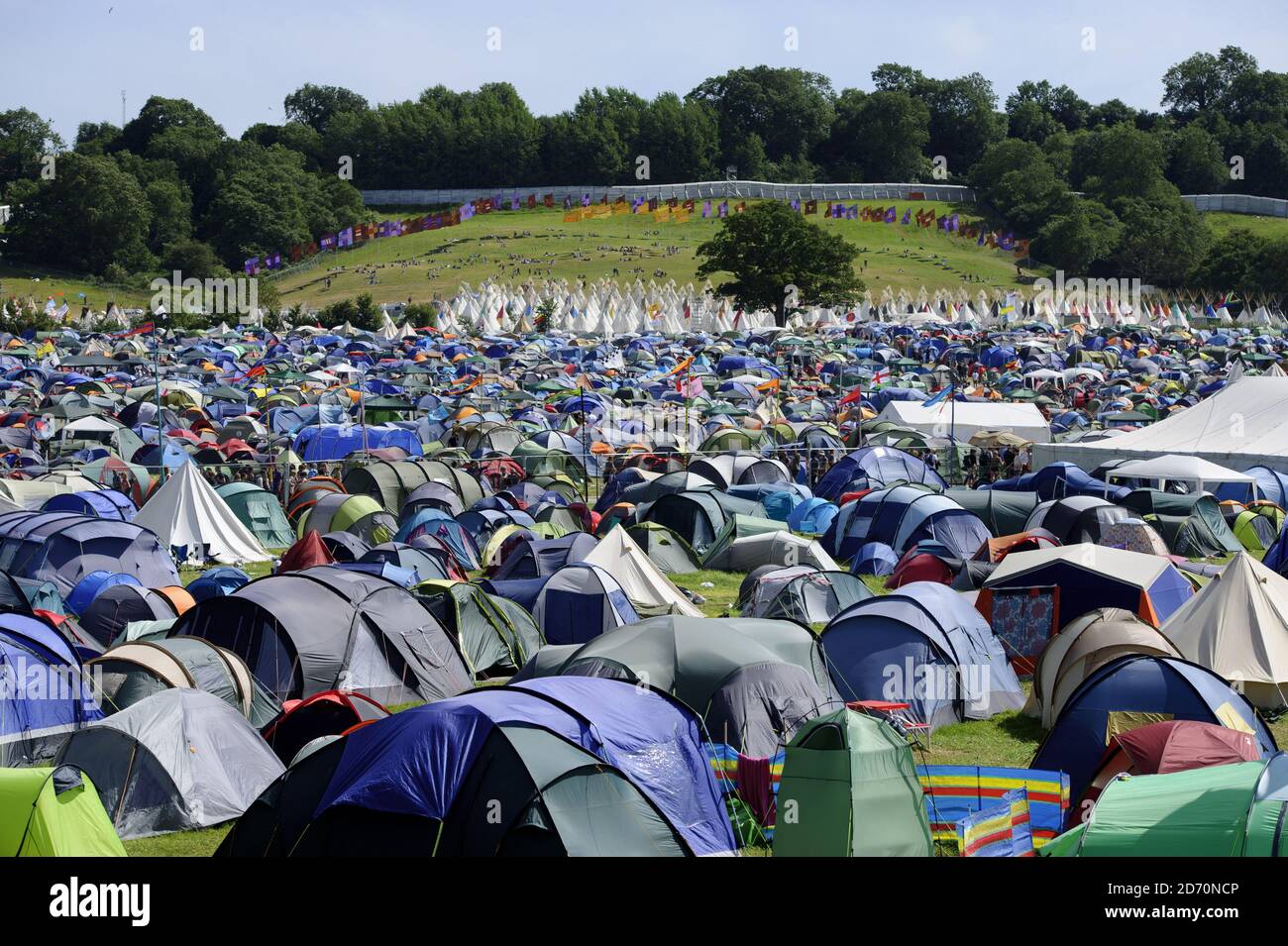 Les amateurs de festival apprécient le temps chaud au festival Glastonbury, à la ferme de digne, dans le Somerset. Banque D'Images