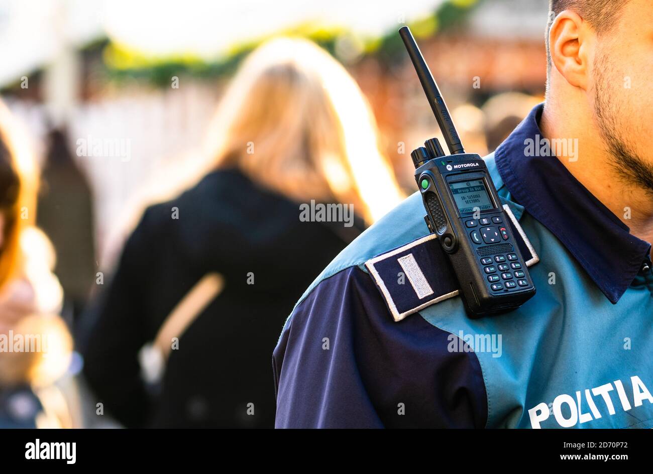 Officier de police tenant talkie walkie sur son épaule pendant  l'intervention à Bucarest, Roumanie, 2020 Photo Stock - Alamy