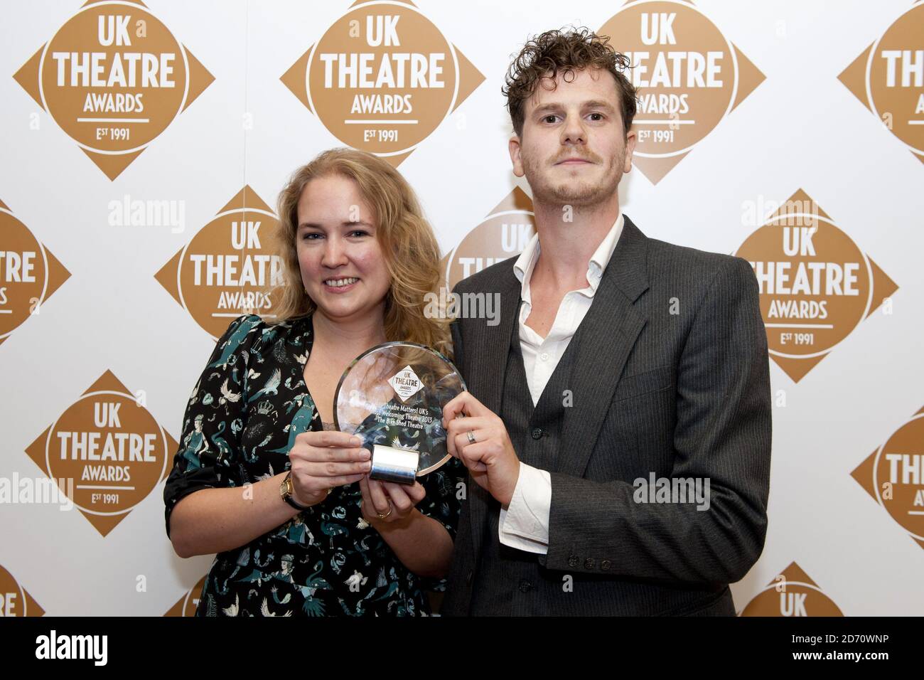 David Lockwood et Jessica Beck, du Bike Shed Theatre, Exeter, collectent leur récompense pour le plus accueillant des théâtres du Royaume-Uni lors des UK Theatre Awards à Guildhall, Londres. Banque D'Images