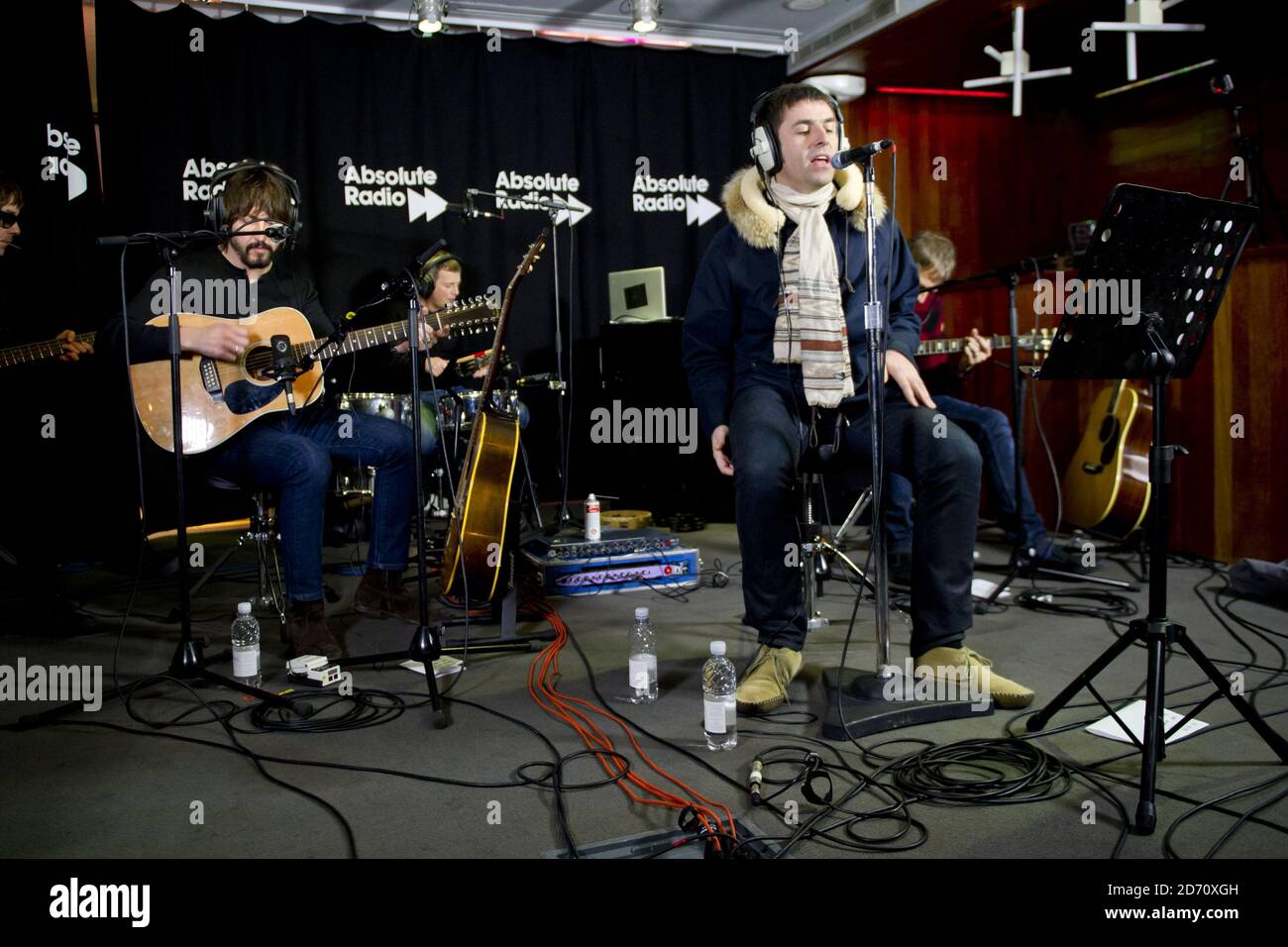 EXCLUSIVITÉ - Beady Eye (chanteur principal Liam Gallagher) donne une séance en direct à Absolute radio à Londres, qui sera diffusée le mercredi 4 décembre à 21h00 au spectacle de Pete Donaldson en soirée. Banque D'Images