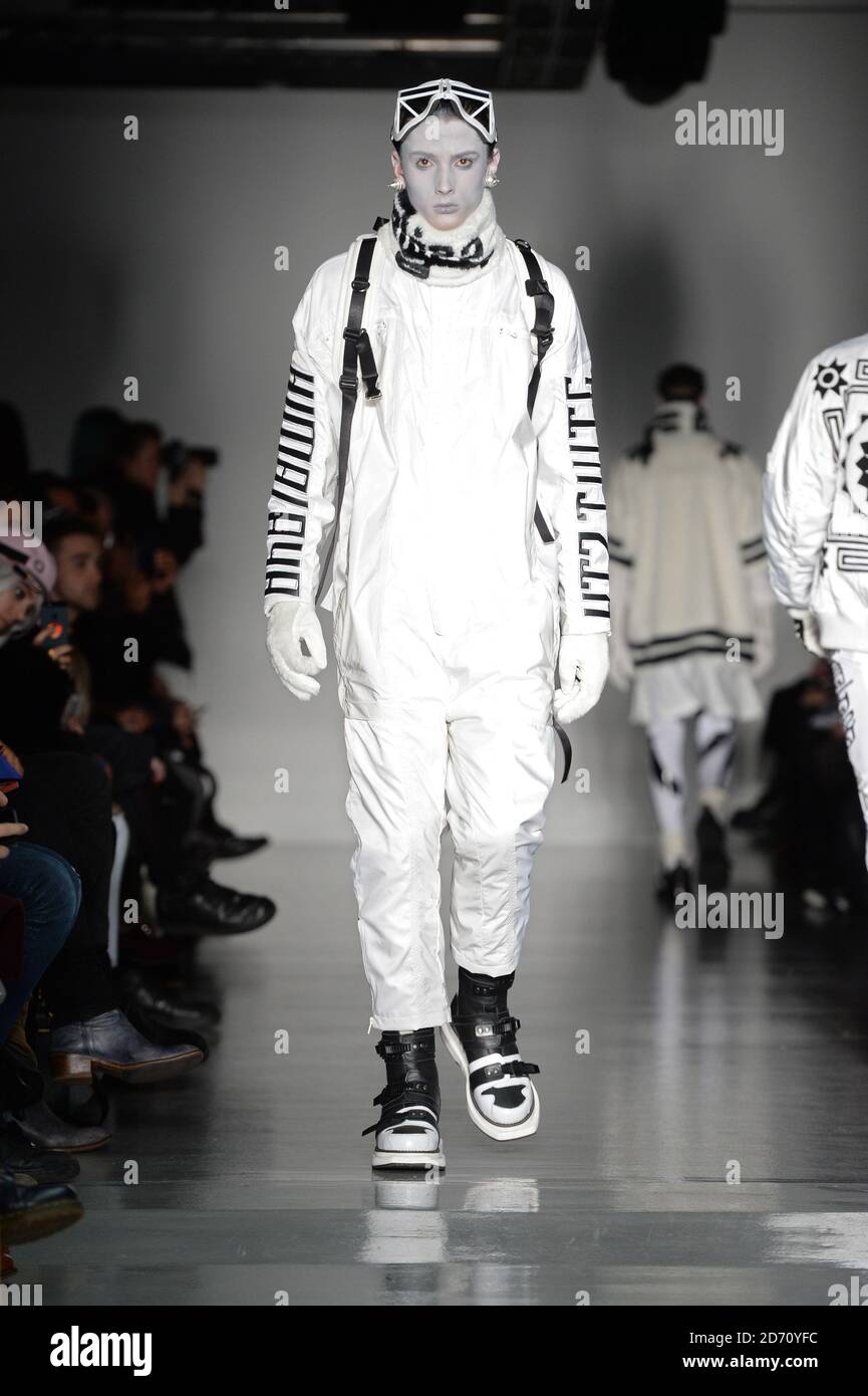 Un modèle sur la passerelle du KTZ Fashion show, tenu à Victoria House dans le cadre de London Collections: Men AW14. Banque D'Images